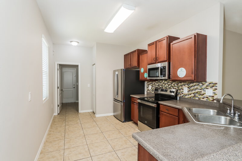 1,815/Mo, 6225 Twin Bridges Dr Zephyrhills, FL 33541 Kitchen View 2