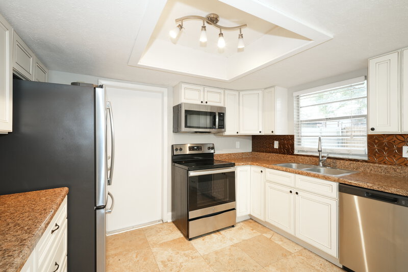 2,140/Mo, 307 Timber Creek Dr Brandon, FL 33510 Kitchen View 2