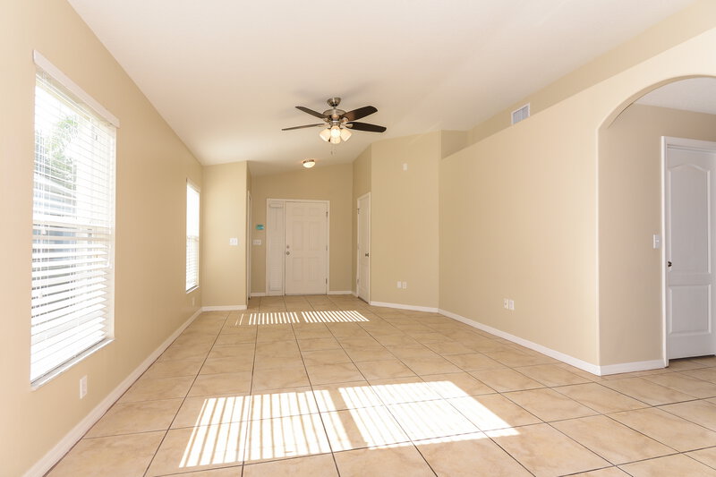 1,930/Mo, 7512 Maroon Peak Dr Ruskin, FL 33573 Living Room View