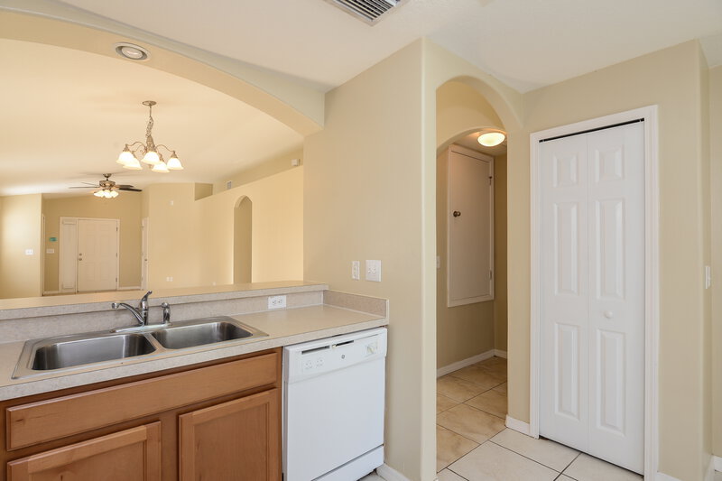 1,930/Mo, 7512 Maroon Peak Dr Ruskin, FL 33573 Kitchen View