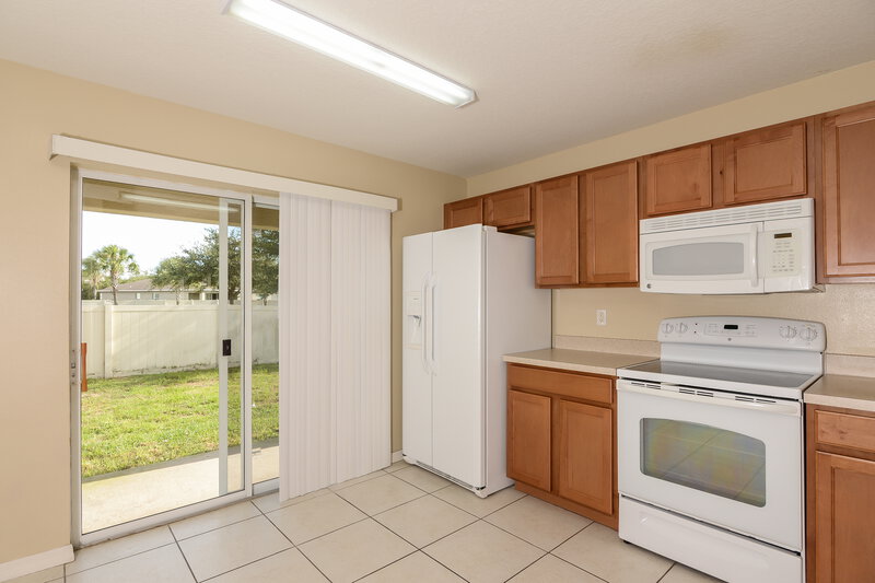 1,930/Mo, 7512 Maroon Peak Dr Ruskin, FL 33573 Kitchen View 3
