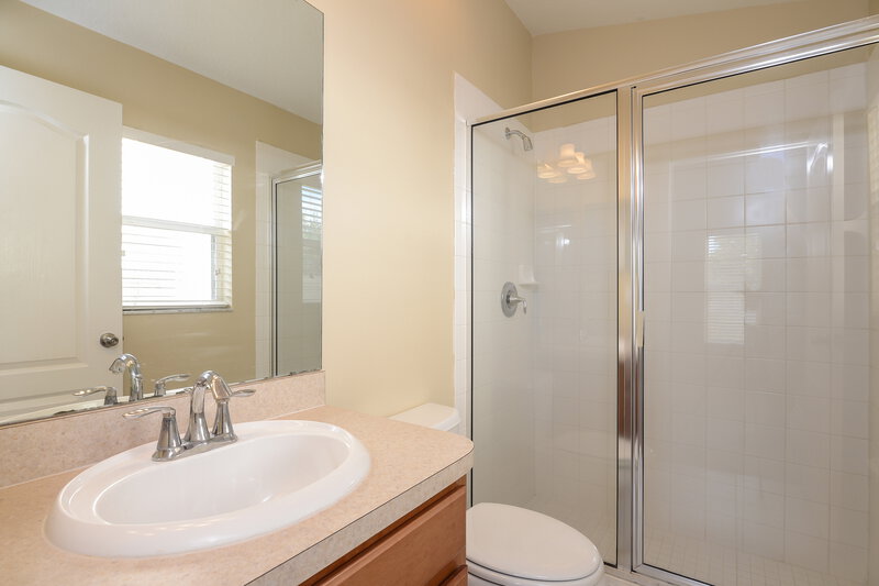 1,930/Mo, 7512 Maroon Peak Dr Ruskin, FL 33573 Bathroom View