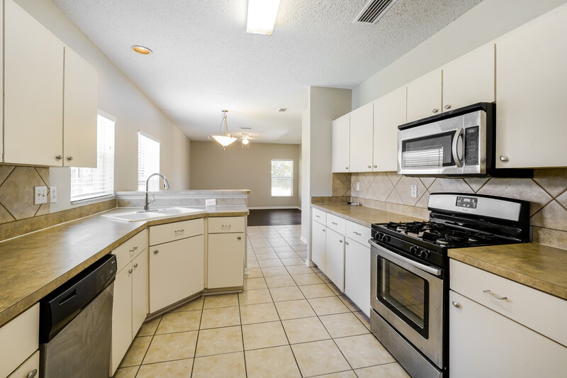 2,540/Mo, 6922 Summer Harbor Ln Riverview, FL 33578 Kitchen View 2