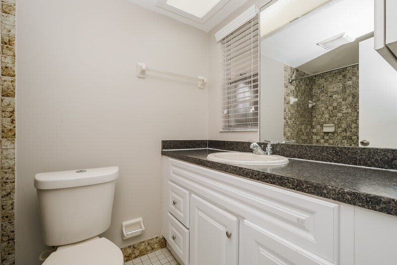 1,905/Mo, 8613 White Springs Dr New Port Richey, FL 34655 Main Bathroom View