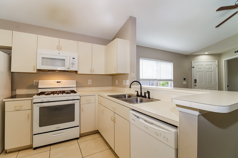 2,030/Mo, 15113 Deer Meadow Dr Lutz, FL 33559 Kitchen View