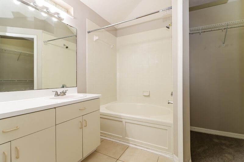 2,030/Mo, 15113 Deer Meadow Dr Lutz, FL 33559 Main Bathroom View