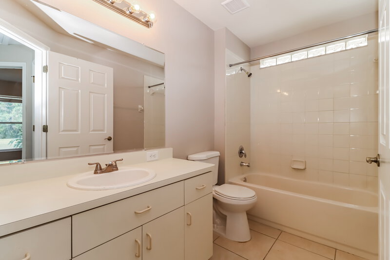 2,030/Mo, 15113 Deer Meadow Dr Lutz, FL 33559 Bathroom View