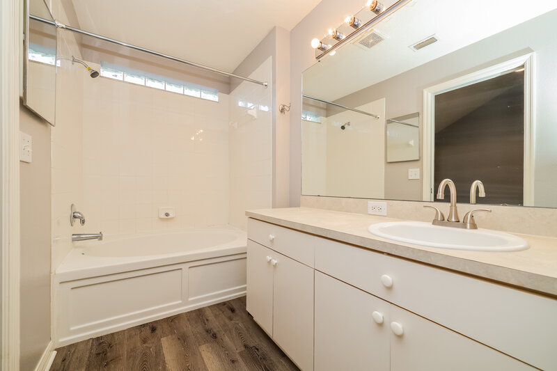 1,945/Mo, 11104 Robin Lake Ct Riverview, FL 33569 Main Bathroom View