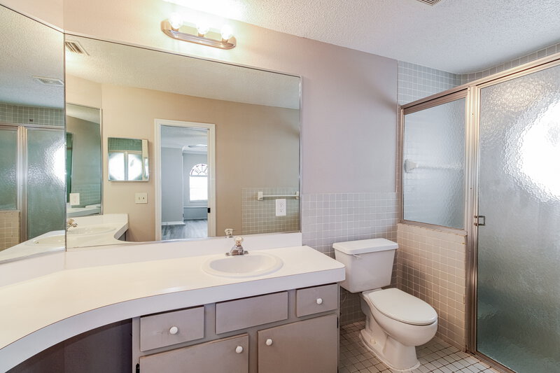 0/Mo, 9132 Hawkins Ct New Port Richey, FL 34655 Main Bathroom View