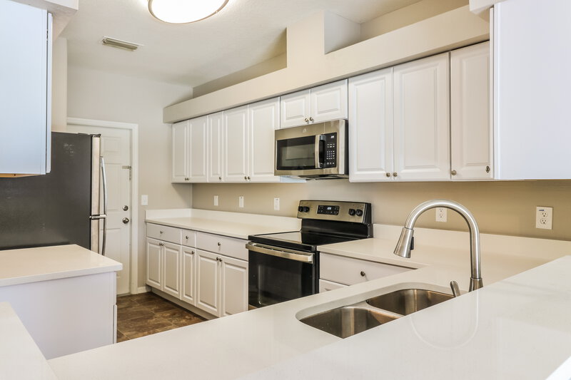 2,255/Mo, 721 Sandy Hills Ave Tarpon Springs, FL 34689 Kitchen View