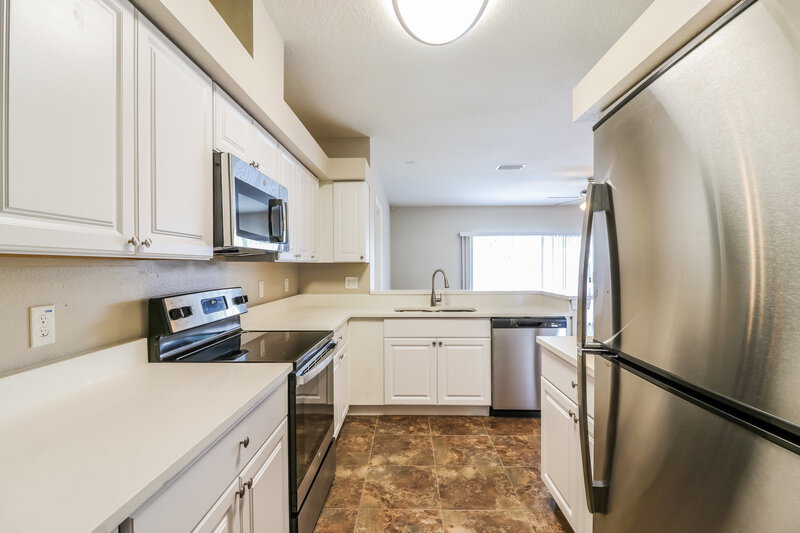 2,255/Mo, 721 Sandy Hills Ave Tarpon Springs, FL 34689 Kitchen View 2