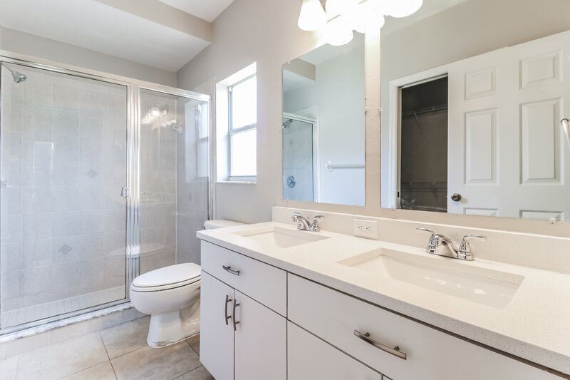 2,255/Mo, 721 Sandy Hills Ave Tarpon Springs, FL 34689 Main Bathroom View