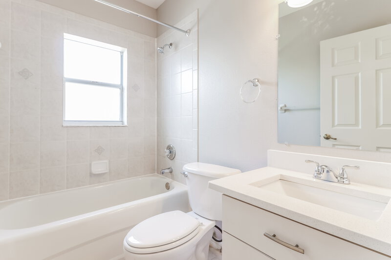 2,255/Mo, 721 Sandy Hills Ave Tarpon Springs, FL 34689 Bathroom View