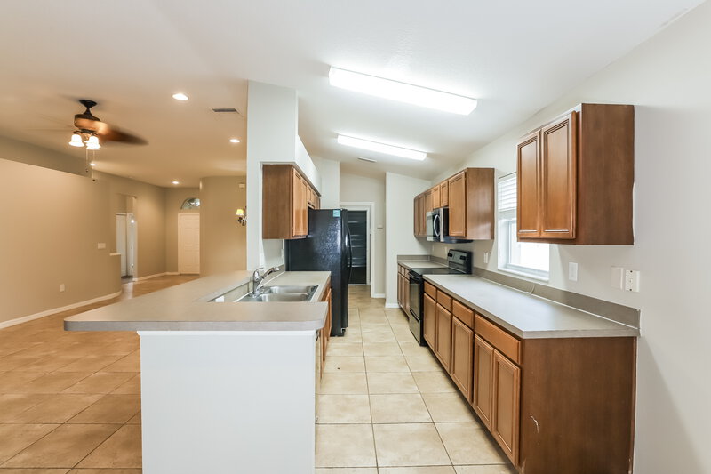 2,265/Mo, 721 Straw Lake Dr Brandon, FL 33510 Kitchen View