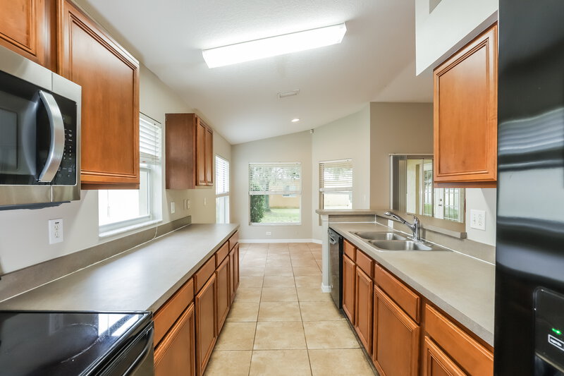 2,265/Mo, 721 Straw Lake Dr Brandon, FL 33510 Kitchen View 3