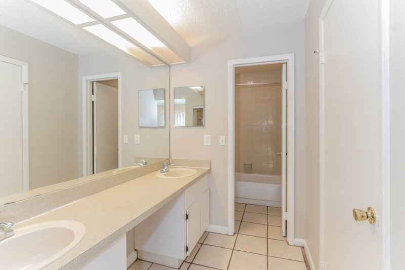 2,245/Mo, 24714 Silversmith Dr Lutz, FL 33559 Main Bathroom View