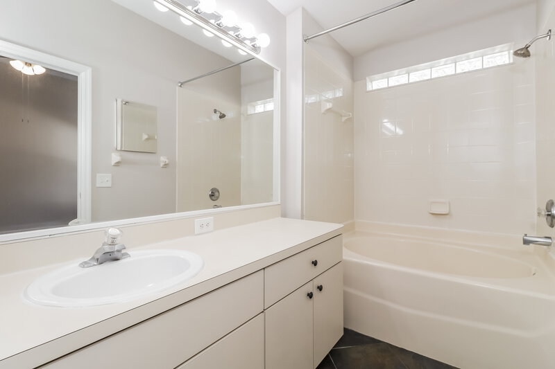 2,030/Mo, 8514 Hawbuck St Trinity, FL 34655 Main Bathroom View