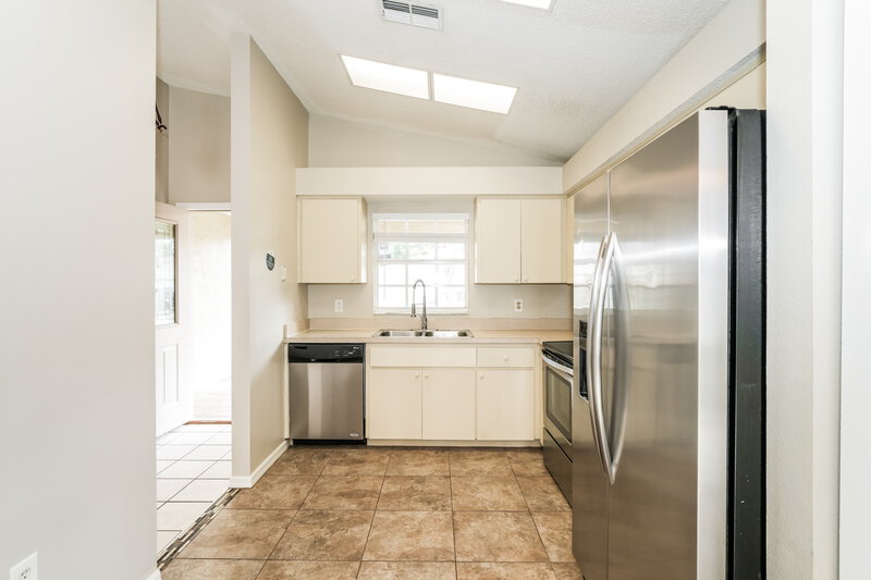1,860/Mo, 7921 Chadwick Dr New Port Richey, FL 34654 Kitchen View 2