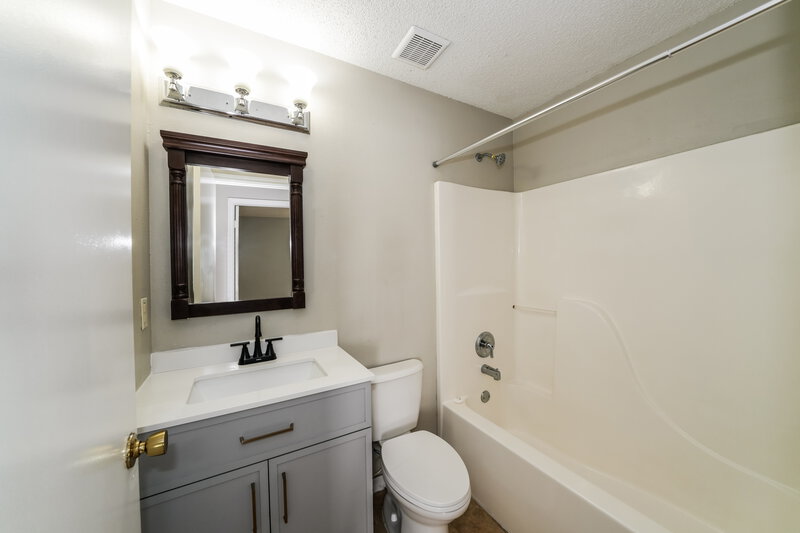 1,860/Mo, 7921 Chadwick Dr New Port Richey, FL 34654 Bathroom View