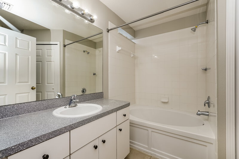1,960/Mo, 1414 Delano Trent St Ruskin, FL 33570 Main Bathroom View