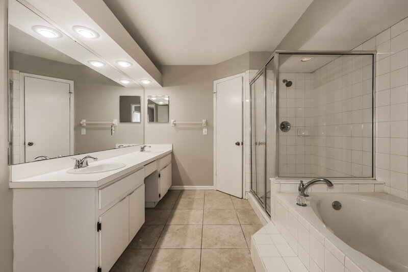 2,460/Mo, 2601 Berryvine Pl Valrico, FL 33596 Main Bathroom View