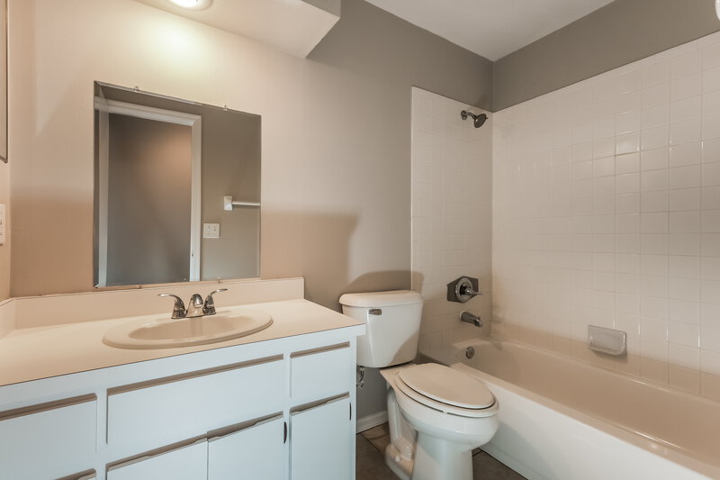 2,460/Mo, 2601 Berryvine Pl Valrico, FL 33596 Bathroom View