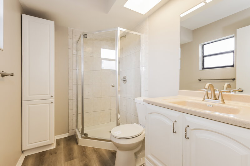 2,305/Mo, 1401 Glenmere Dr Brandon, FL 33511 Main Bathroom View