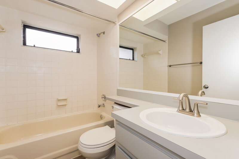 2,305/Mo, 1401 Glenmere Dr Brandon, FL 33511 Bathroom View