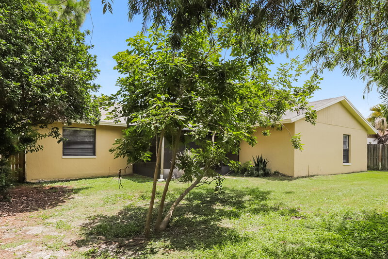 2,305/Mo, 1401 Glenmere Dr Brandon, FL 33511 Rear View