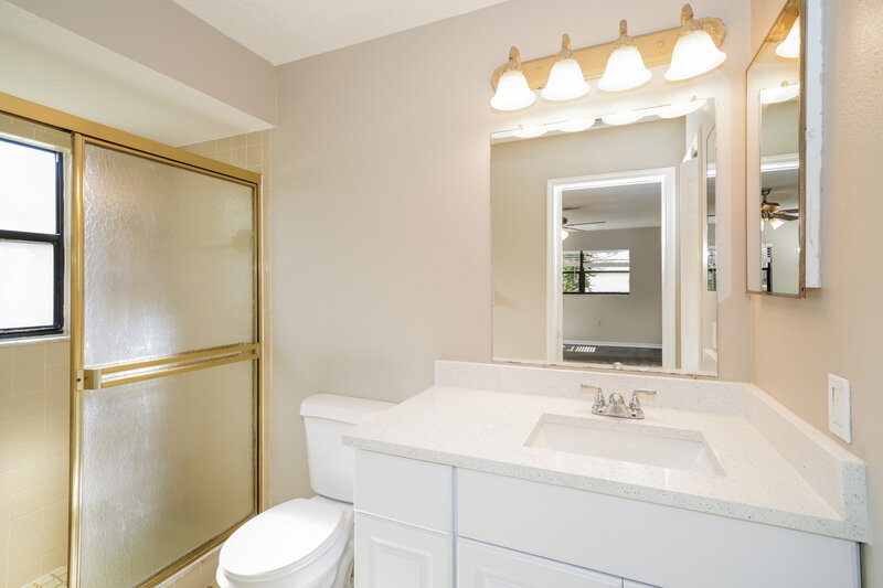 2,050/Mo, 3638 Montclair Dr New Port Richey, FL 34655 Main Bathroom View