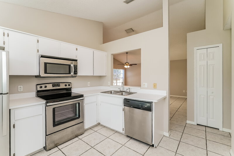 1,830/Mo, 1327 Dew Bloom Rd Valrico, FL 33594 Kitchen View 3