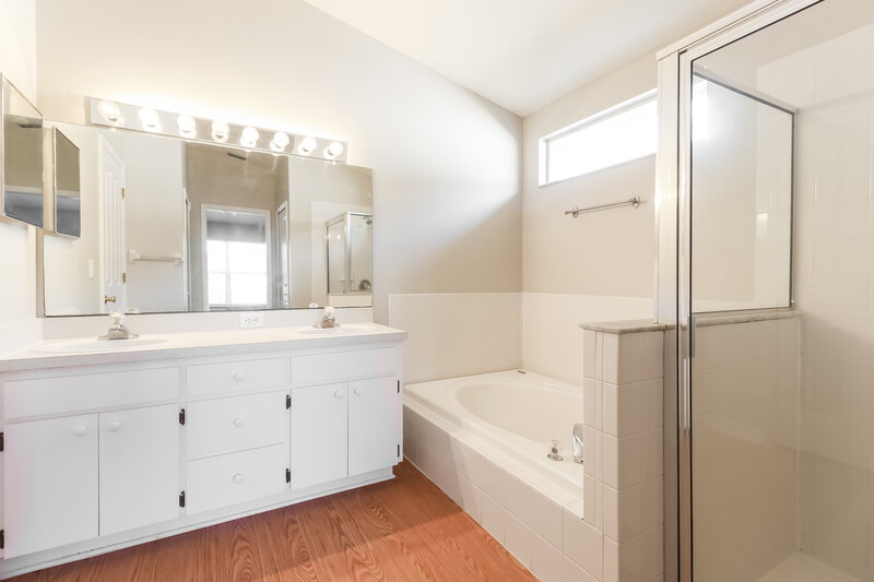 2,240/Mo, 29429 Crossland Dr Wesley Chapel, FL 33543 Main Bathroom View