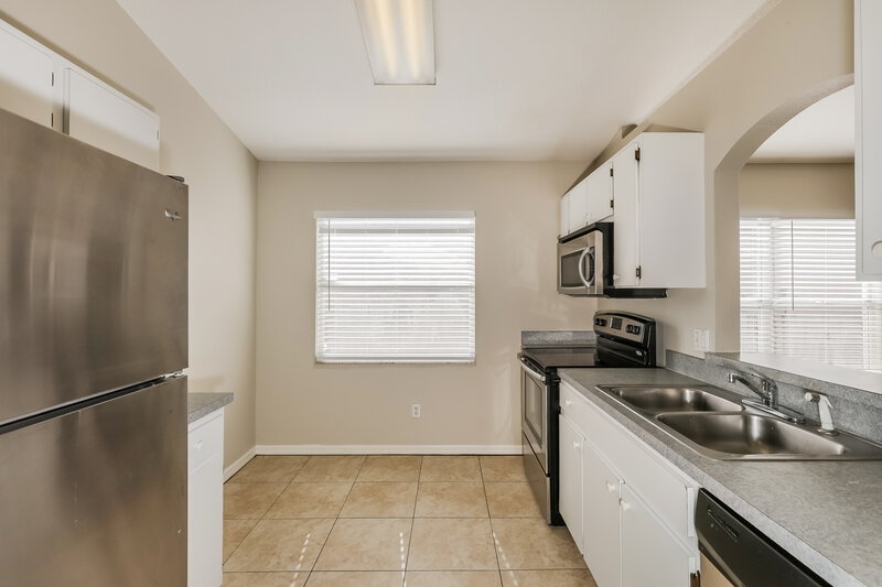 1,945/Mo, 1022 Harvest Moon Dr Seffner, FL 33584 Kitchen View