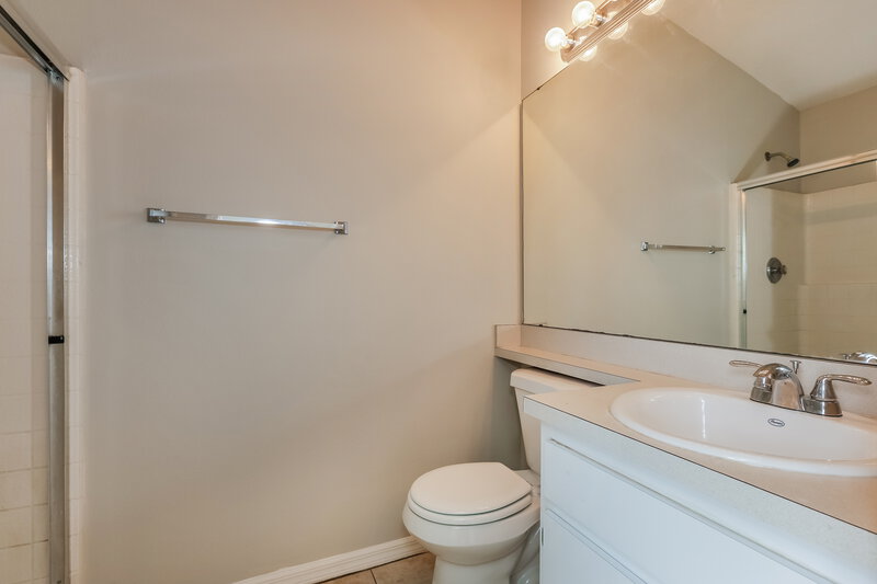 1,945/Mo, 1022 Harvest Moon Dr Seffner, FL 33584 Main Bathroom View
