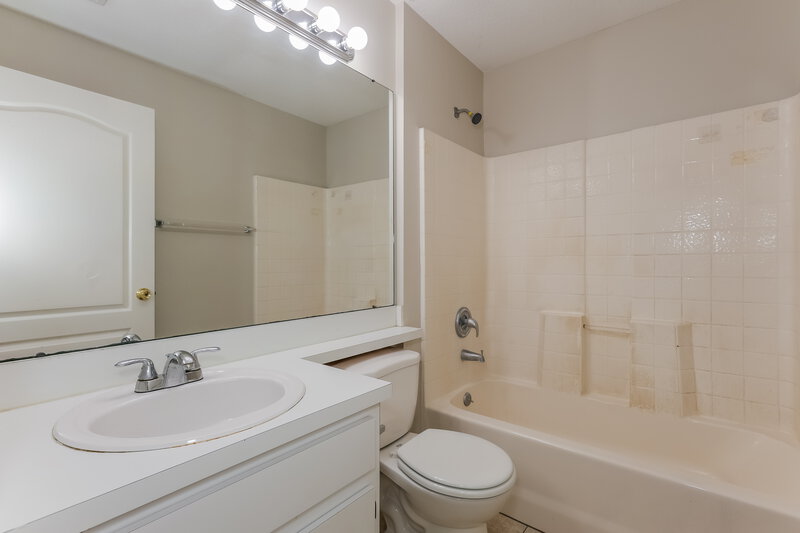 1,945/Mo, 1022 Harvest Moon Dr Seffner, FL 33584 Bathroom View