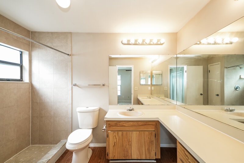 2,910/Mo, 8905 Bayaud Dr Tampa, FL 33626 Main Bathroom View