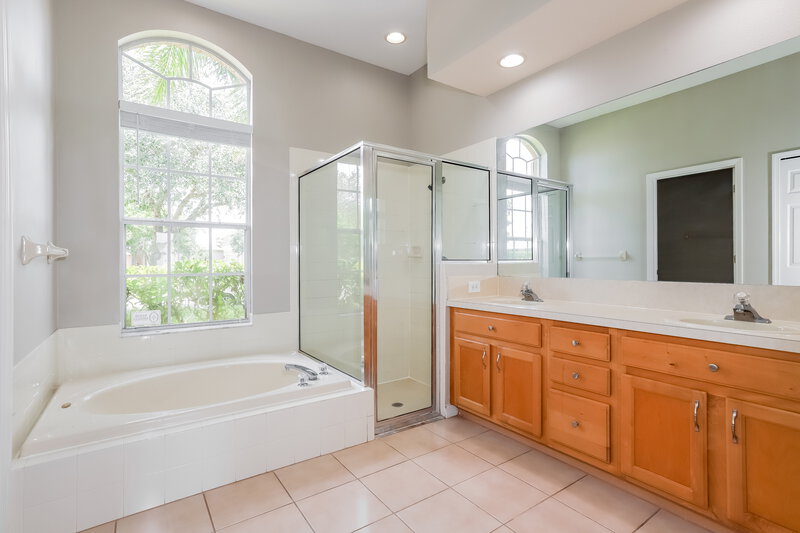 2,375/Mo, 22824 Killington Blvd Land O Lakes, FL 34639 Main Bathroom View