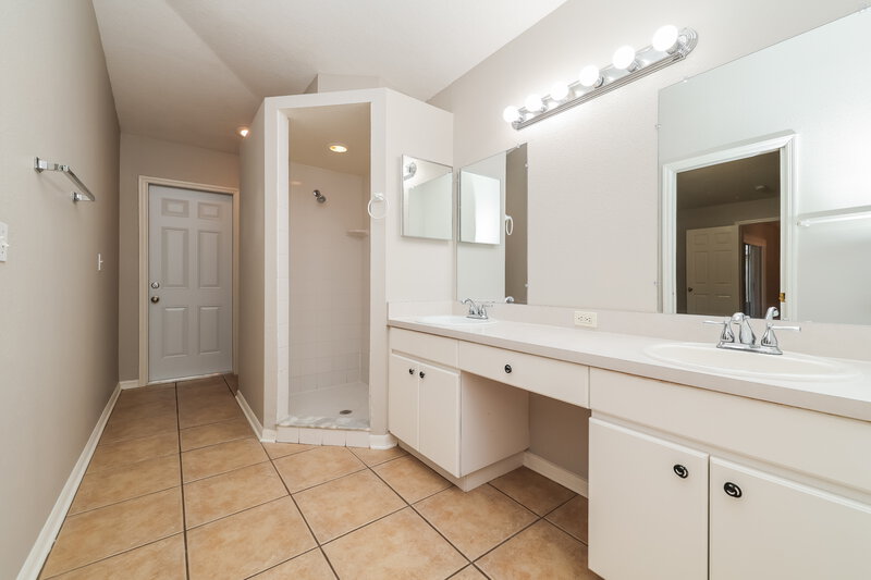 2,285/Mo, 840 Rocky Mountain Ct Valrico, FL 33594 Main Bathroom View