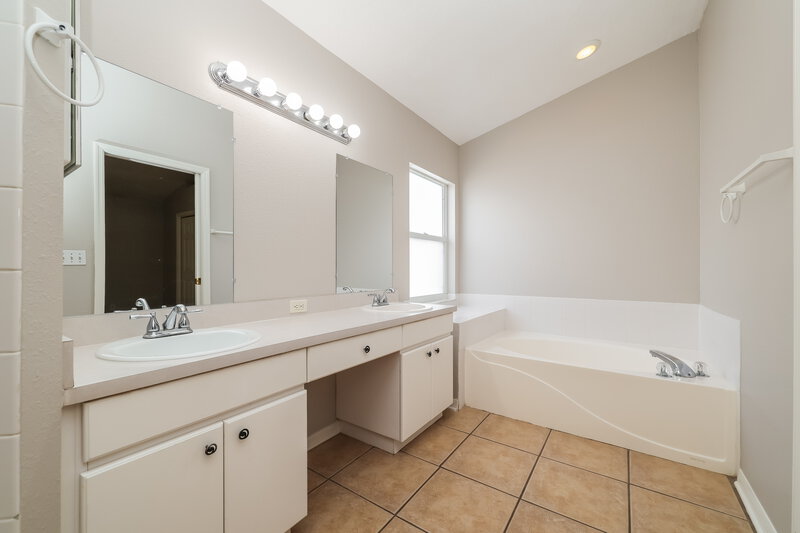 2,285/Mo, 840 Rocky Mountain Ct Valrico, FL 33594 Main Bathroom View 2
