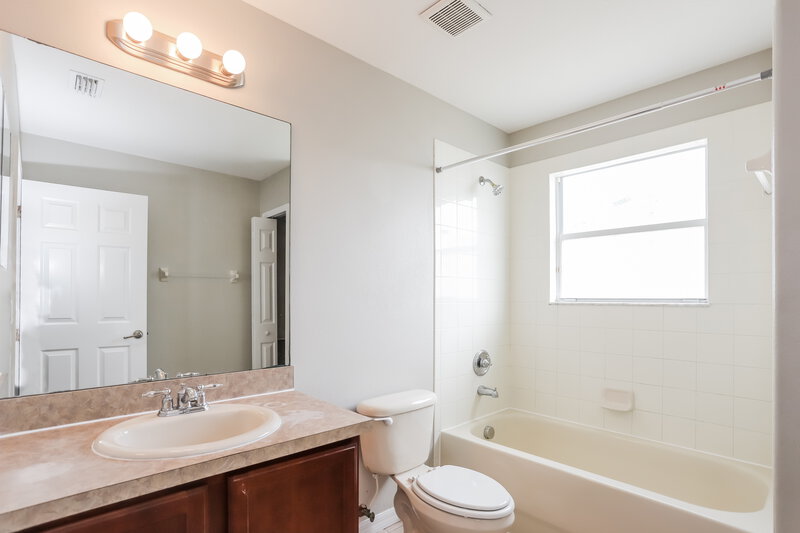 2,405/Mo, 15411 Telford Spring Dr Ruskin, FL 33573 Main Bathroom View