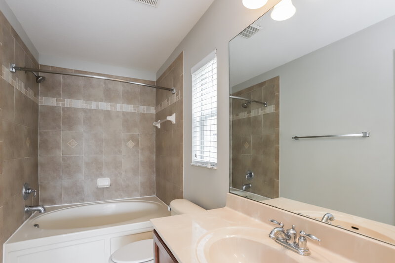2,405/Mo, 15411 Telford Spring Dr Ruskin, FL 33573 Bathroom View