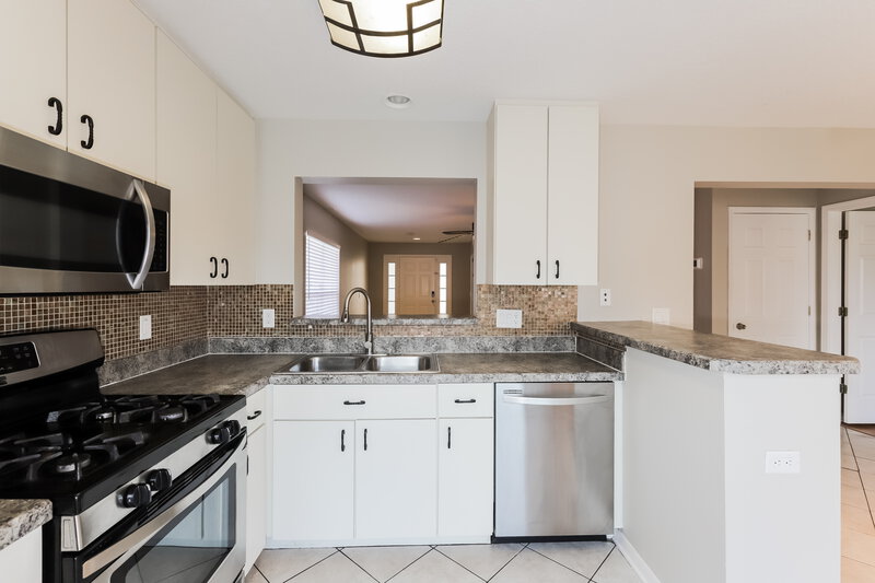 2,095/Mo, 7452 Oxford Garden Cir Apollo Beach, FL 33572 Kitchen View 2