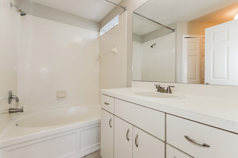 2,095/Mo, 7452 Oxford Garden Cir Apollo Beach, FL 33572 Main Bathroom View
