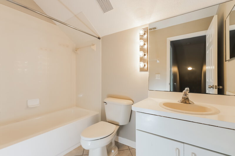 2,095/Mo, 7452 Oxford Garden Cir Apollo Beach, FL 33572 Bathroom View