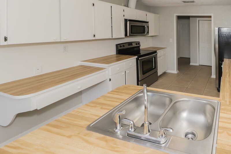 1,930/Mo, 8552 Bridgewater Dr New Port Richey, FL 34655 Kitchen View 2