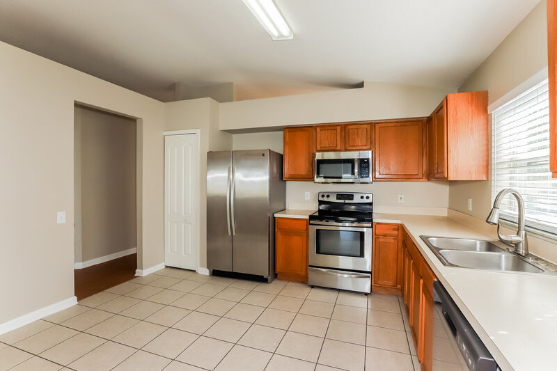 2,170/Mo, 11424 Misty Isle Ln Riverview, FL 33579 Kitchen View 2