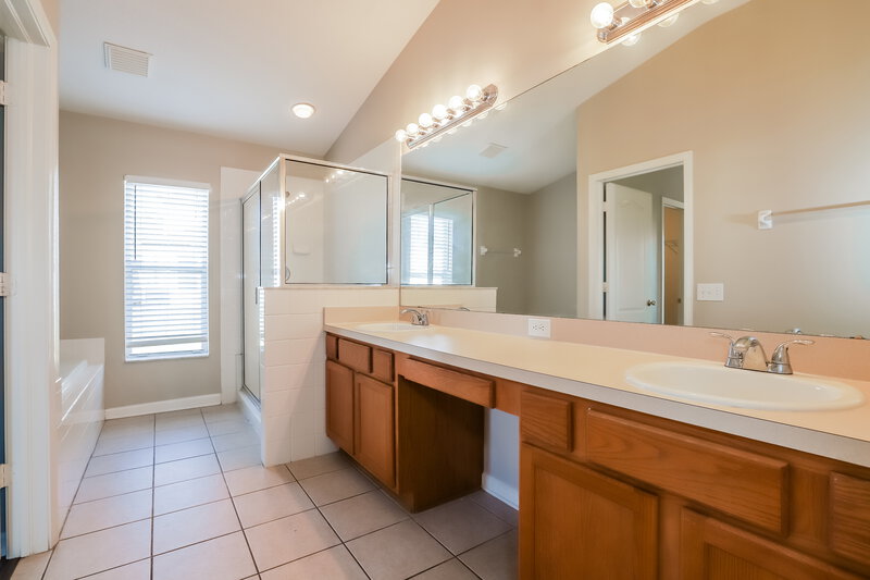 2,170/Mo, 11424 Misty Isle Ln Riverview, FL 33579 Main Bathroom View