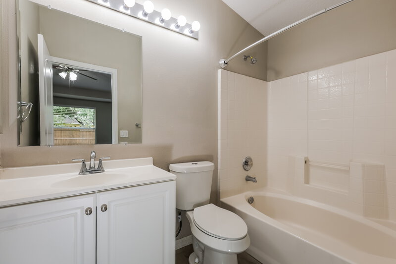 3,280/Mo, 1038 Harvest Moon Dr Seffner, FL 33584 Main Bathroom View