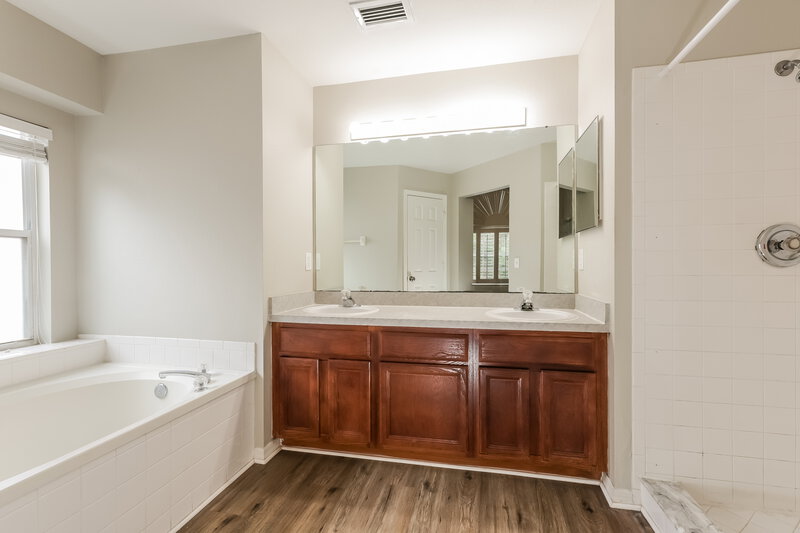 2,820/Mo, 2321 Lyncrest Ct Valrico, FL 33596 Main Bathroom View