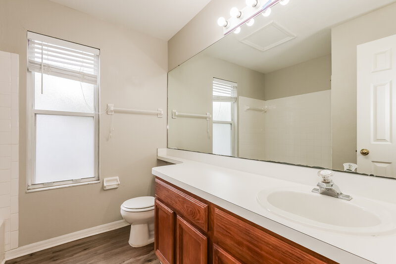 2,820/Mo, 2321 Lyncrest Ct Valrico, FL 33596 Bathroom View